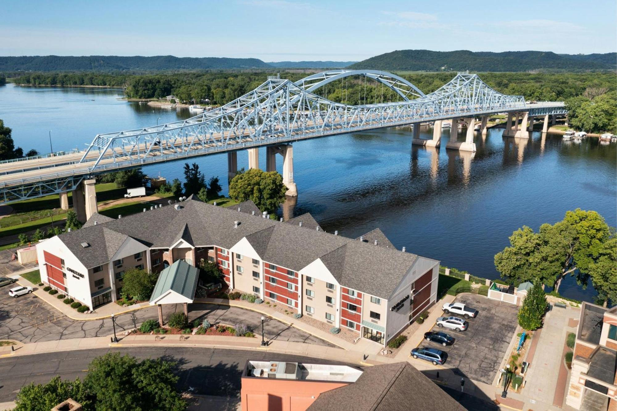 Courtyard La Crosse Downtown/Mississippi Riverfront Bagian luar foto